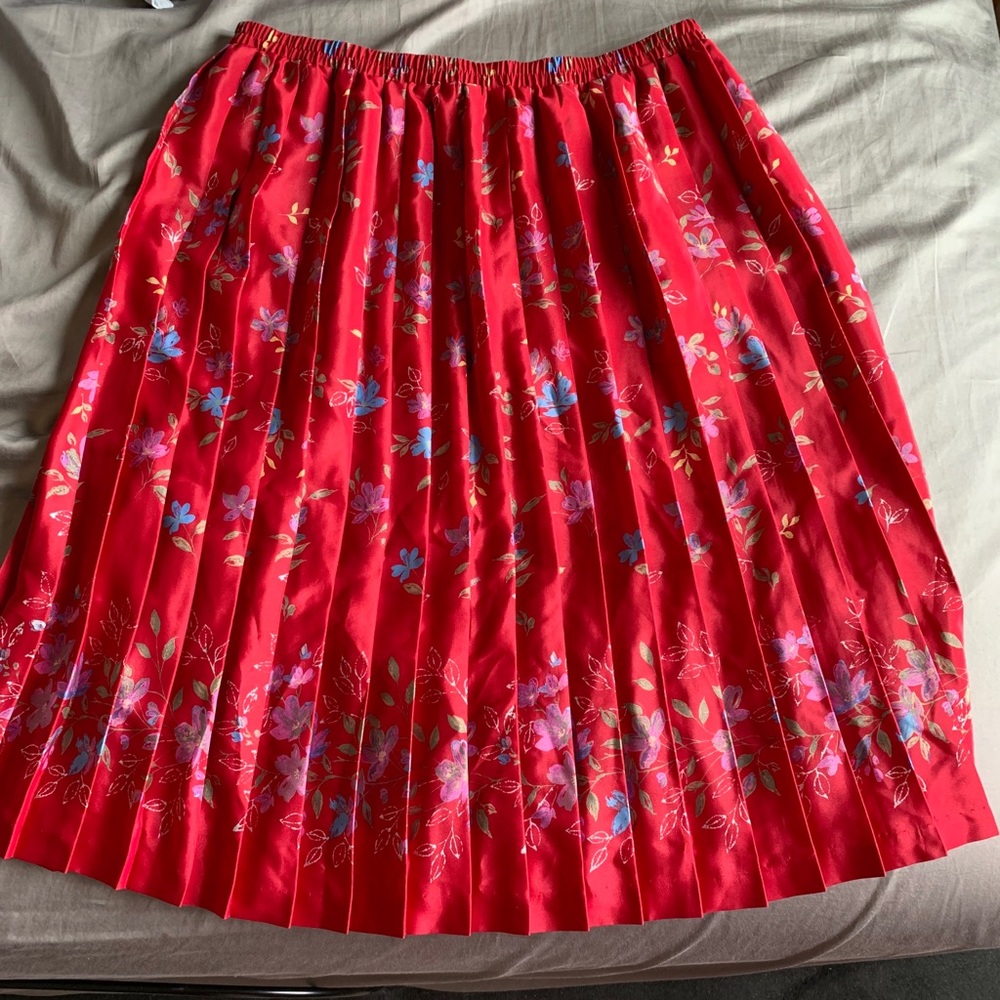 Plus size pleated red skirt with floral print